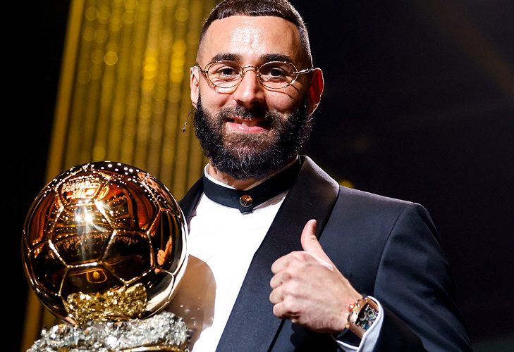 Benzema celebra con su "Balón de Oro del Pueblo"