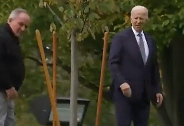 Joe Biden se pierde en el propio jardín de la Casa Blanca