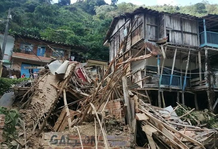 Mujer sobrevive entre paredes de una casa que se derrumbó en Andes, Antioquia