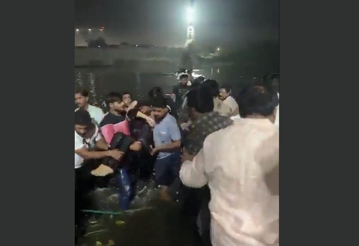 60 muertos en el colapso de un puente de cable en Morbi, India