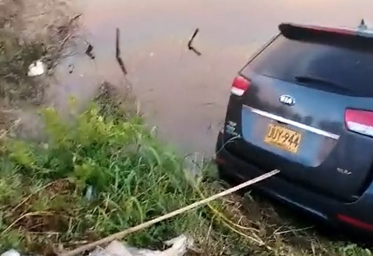 En una laguna del Atlántico encontraron hundida una camioneta sin ocupantes