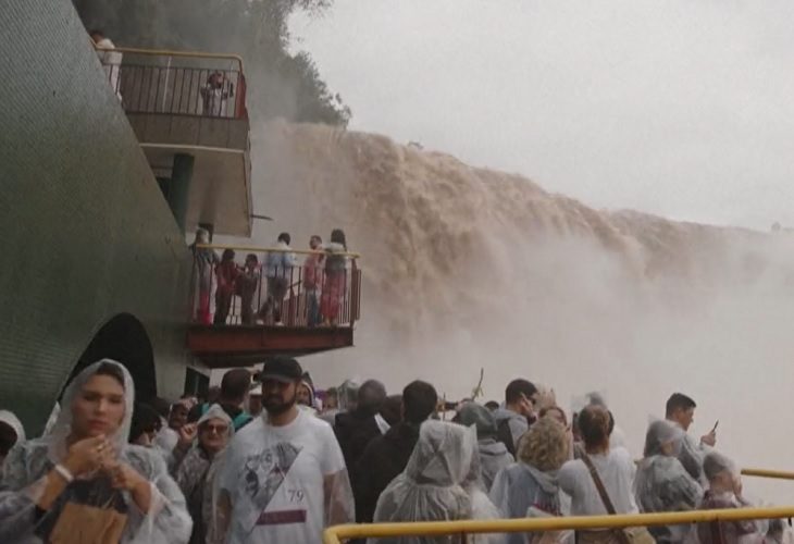 El caudal de las Cataratas de Iguazú creció 10 veces más de lo normal