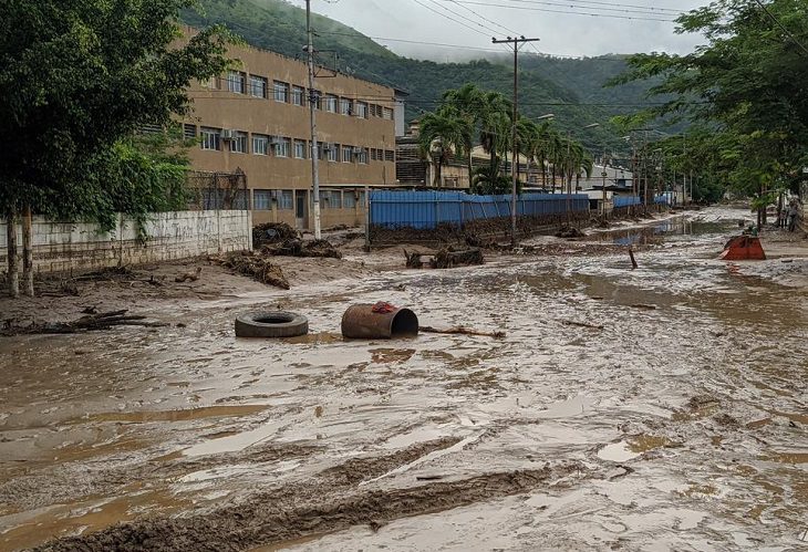 En Tejerías, Venezuela, desbordes por lluvias dejan 4 muertos y 50 desaparecidos