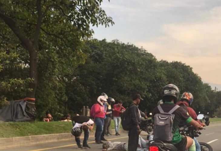 Habitante de calle fallece en plena vía tras ser atropellado por moto, en Medellín