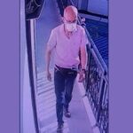 Así salía Gabriel González Cubillos del hotel del Rey, luego de matar a su hijo, en Melgar