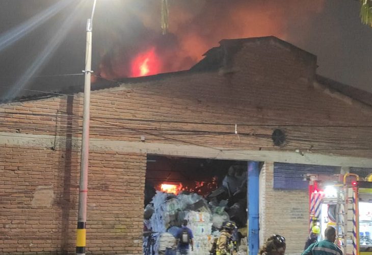 Medellín. Bodega de reciclaje ardió durante la noche del jueves en Avenida Guayabal