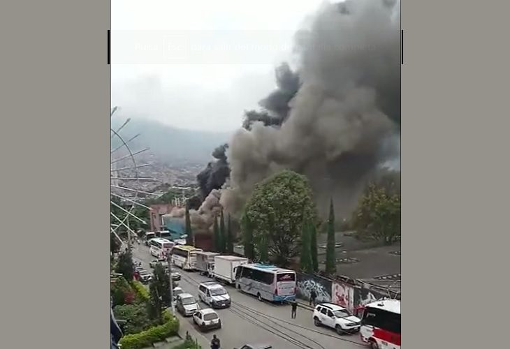 Voraz incendio consume parte de un cementerio en barrio Caribe de Medellín