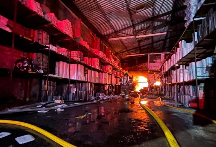 Incendio contenido en la avenida Guayabal de Medellín, la noche del jueves 28 de octubre de 2021