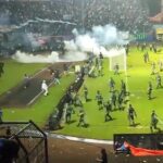 Mueren 127 hinchas en disturbios durante un partido en Indonesia
