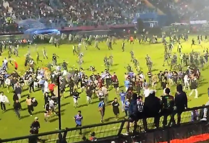 17 niños murieron en la penosa tragedia en un estadio de fútbol en Indonesia