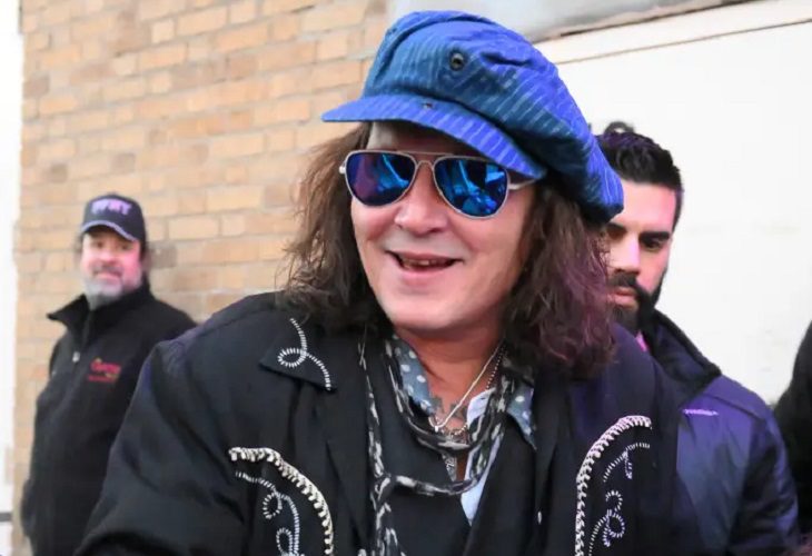 Johnny Depp aparece irreconocible tomándose fotos con fans en Nueva York