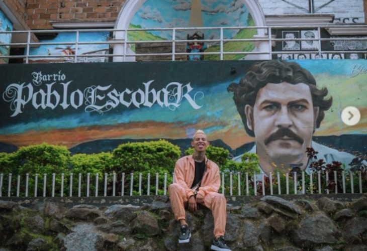 La Liendra visita el barrio de Pablo Escobar y lo tratan de "ignorante" e "imbécil"