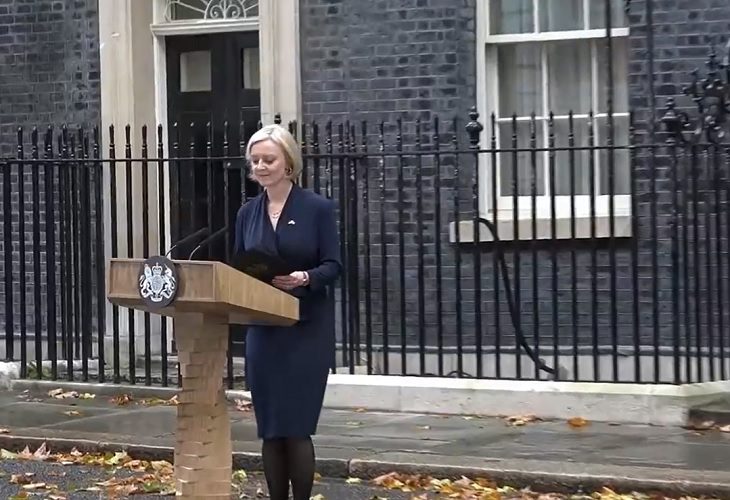 Duró solo mes y medio: Liz Truss dimite como primera ministra británica