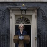 La libra esterlina recuperó valor tras renuncia de Liz Truss como Primera Ministra