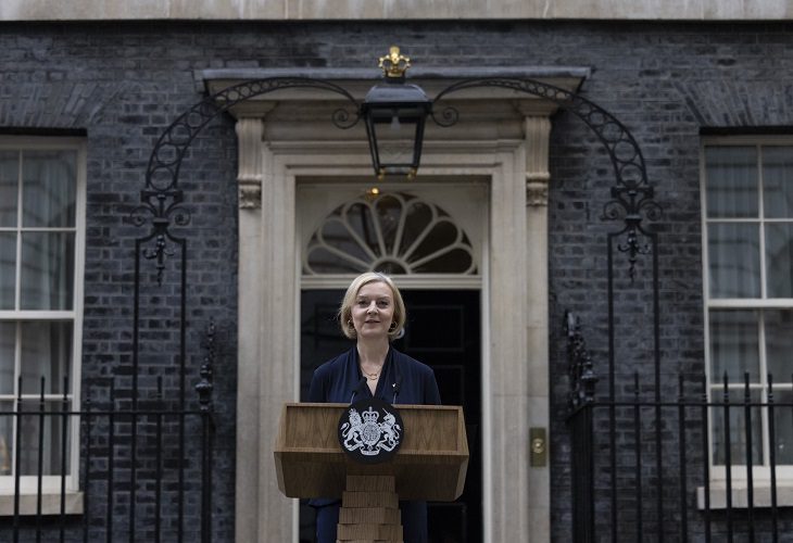 La libra esterlina recuperó valor tras renuncia de Liz Truss como PM