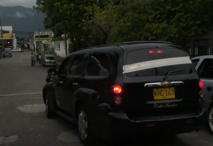 Gritos desgarradores de mamá de niño asesinado en Melgar, al ver su coche fúnebre