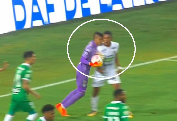 Empujón de Kevin Mier de Nacional ante el Once Caldas, en Manizales, el 13 de octubre de 2022.