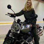 Marian Schuegraf, la embajadora alemana mostró la "nave" en la que rodará por Colombia