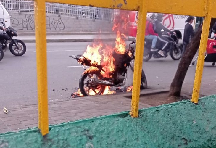 Hombre quema su moto en Medellín porque el tránsito lo iba a inmovilizar