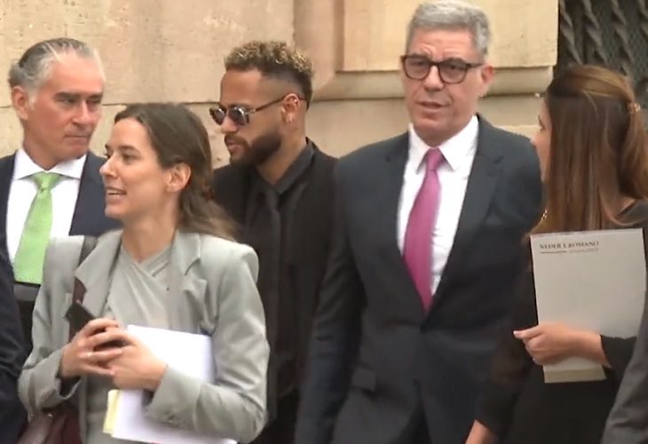 Neymar vuelve a Barcelona donde es juzgado por presunta corrupción y estafa