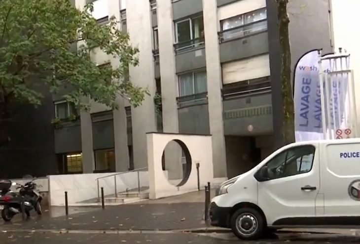 Hallan cuerpo de niña de 12 años en un baúl en París, tenía dos números marcados