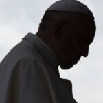 El papa Francisco lanza una dura advertencia: "estamos en gran peligro" --El Papa Francisco denuncia el Mediterráneo como "un enorme cementerio" de migrantes