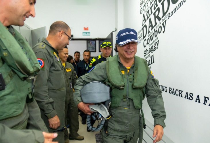 Fotos de Petro en visita a la Fuerza Aérea y volando en Kfir