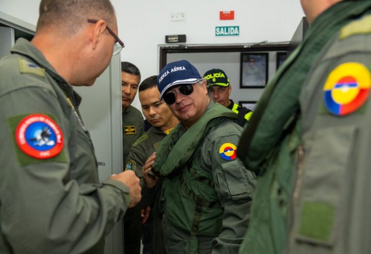 Fotos de Petro en visita a la Fuerza Aérea y volando en Kfir