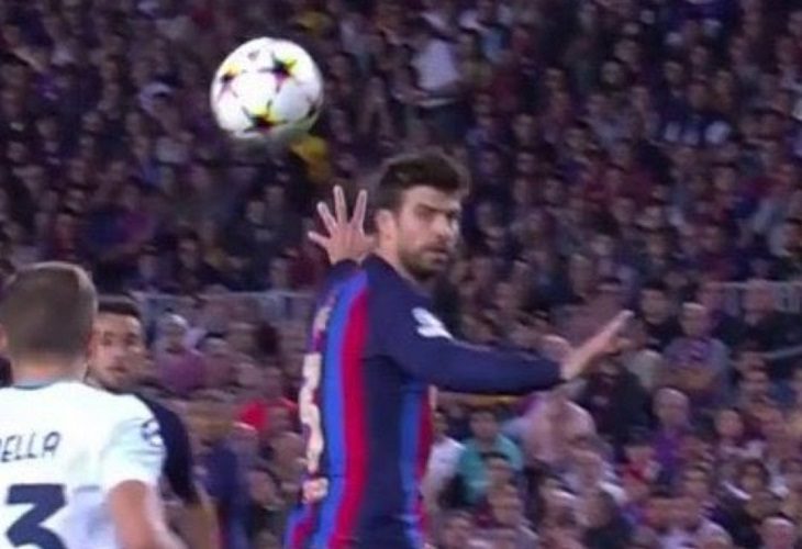 Piqué pidiendo calma antes de que el Inter le anote un gol al Barcelona