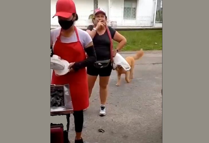 Mujer lanza excremento a vendedoras de arepa para que se vayan de una calle de Villavicencio