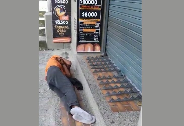 En Medellín implementan rejas con chuzos para 'espantar' habitantes de calle