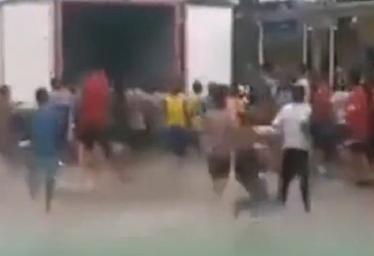 Camión lleno de alimentos fue saqueado en pleno aguacero en Soledad, Atlántico