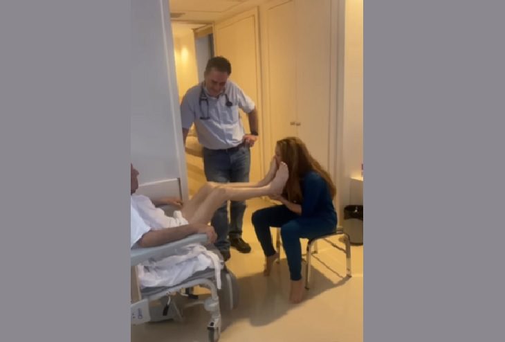 Shakira besa los pies de su padre mientras le ayuda con las terapias