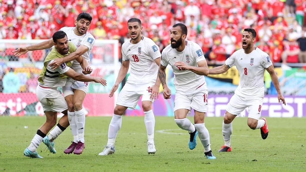 2-0 - Dos goles en la prolongación dan el triunfo a la Irán de Queiroz