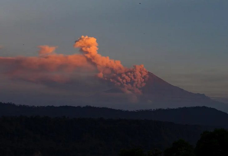 Alertan sobre la caída de ceniza volcánica en varias provincias de Ecuador