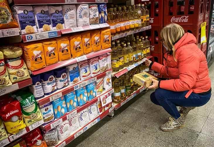 Argentina ordena investigar a empresas que subieron los precios de forma abusiva