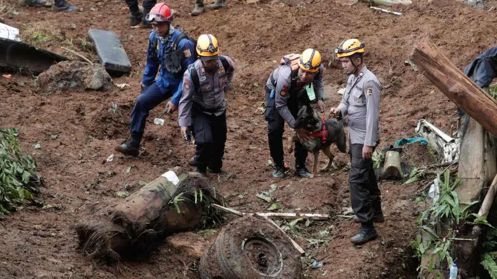 Azka, un niño de 6 años rescatado tras 2 días bajo los escombros en Indonesia