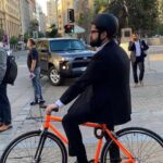 Boric usa la bicicleta para llegar a La Moneda y “mejorar su salud”