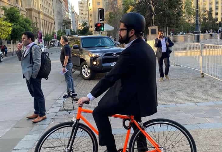 Boric usa la bicicleta para llegar a La Moneda y “mejorar su salud”