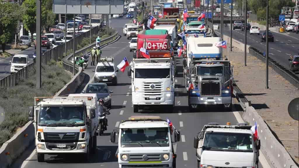 Camioneros chilenos mantienen el paro tras rechazar la propuesta del Gobierno