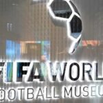 Colectivo LGBTI protesta contra el Mundial ante el Museo de la FIFA en Zúrich