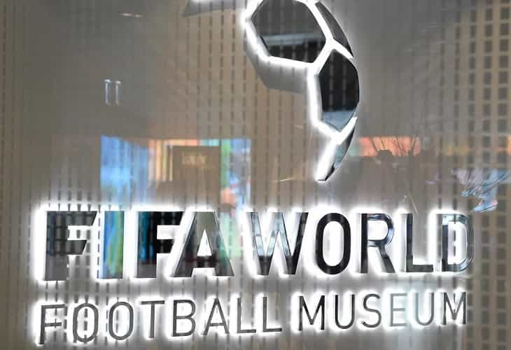 Colectivo LGBTI protesta contra el Mundial ante el Museo de la FIFA en Zúrich