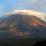 Continúan leves explosiones y emanaciones de gases en el volcán de Chaparrastique El Salvador