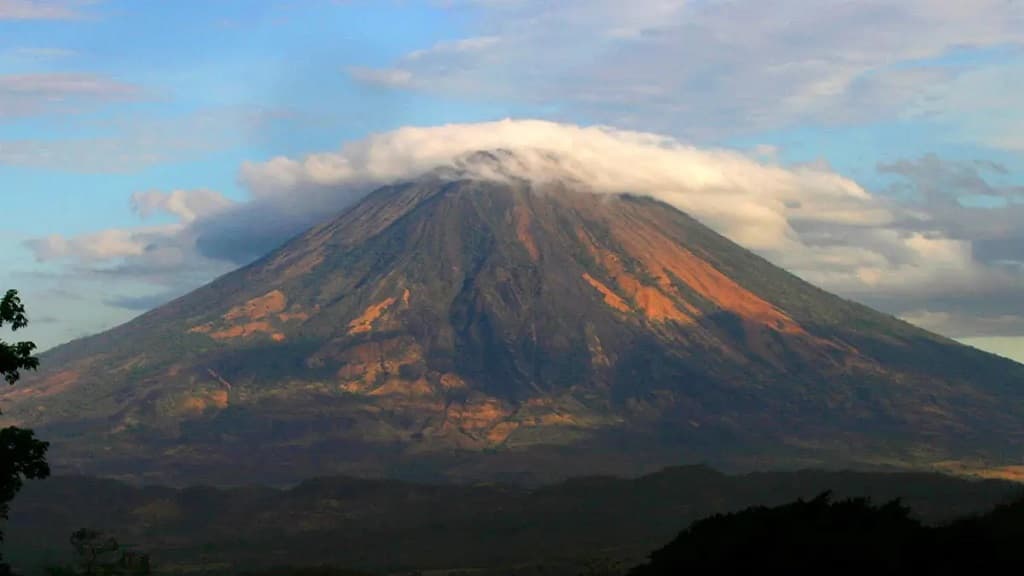 Continúan leves explosiones y emanaciones de gases en el volcán de Chaparrastique El Salvador