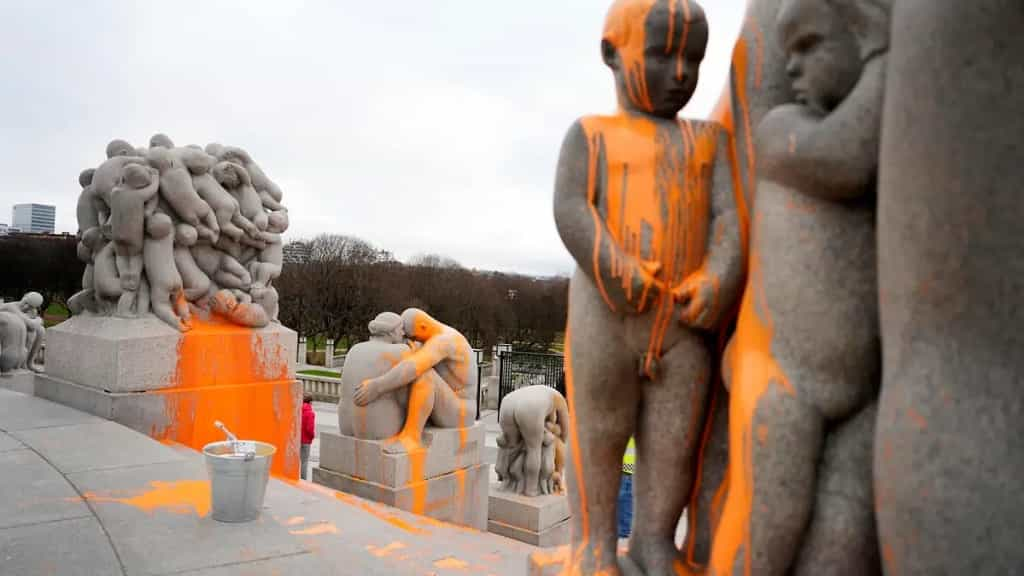 Ecologistas pintan de naranja un monolito en el famoso parque Vigeland de Oslo