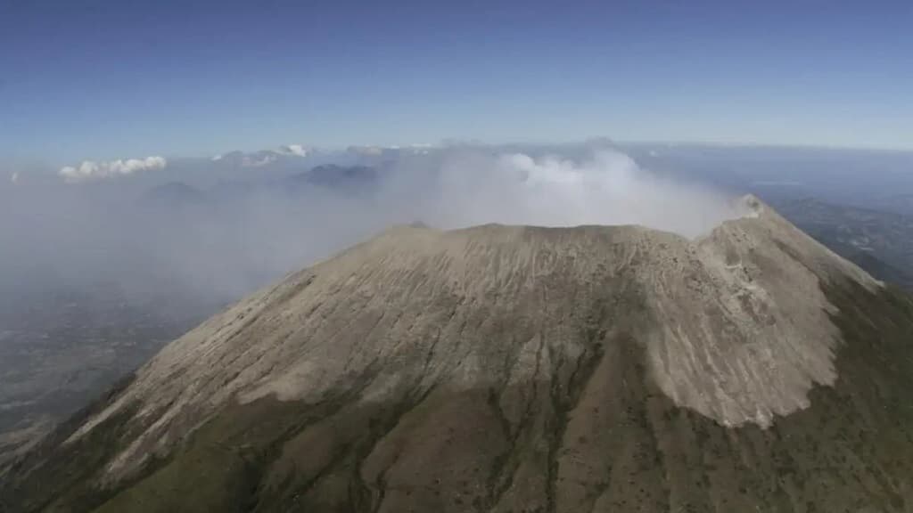 El Salvador emite una advertencia por la actividad de volcán Chaparrastique