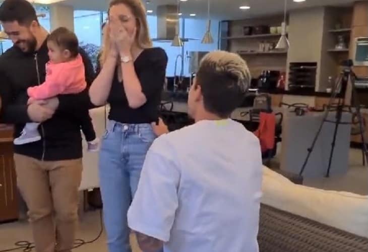 El brasileño Pedro festeja su convocatoria al Mundial con una petición de matrimonio