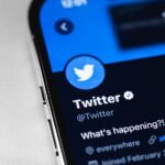 El “check” azul de Twitter premia el odio y la desinformación