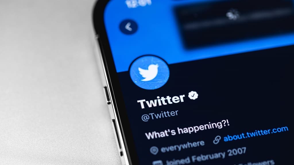 El “check” azul de Twitter premia el odio y la desinformación