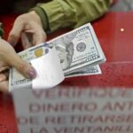 El dólar supera por primera vez la barrera de los 5.000 pesos en Colombia